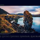 10 Oktober. Ein Felsenküstenpanorama mit einem weißen Haus, umgeben von grünen Wiesen und dramatischen Klippen.