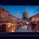 05 Mai. Historisches Viertel Higashiyama, Kyoto, mit traditioneller Architektur und Kirschblüten.