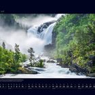 "07 Juli", Monatskalender mit Wasserfall und üppiger grüner Vegetation in einem bewaldeten Tal.