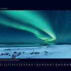 Kalenderseite mit "10 Oktober" oben, darunter Polarlichter über einer verschneiten Landschaft. Darunter ein Kalendarium.