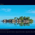 02 Februar. Küstenansicht mit Pfahlbauten und Palmen, spiegeln sich im ruhigen Ozean. Kalenderdarstellung.