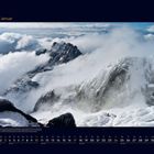 "01 Januar" oben links. Schneebedeckte Berglandschaft mit Wolken umgeben, darunter ein Kalendarium.