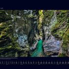 "07 Juli" oben, darunter Naturfoto: Enge Schlucht mit smaragdgrünem Wasser umgeben von moosigen Felswänden. Kalender unten.