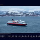 01 Januar. Schneebedeckte Berge hinter einem Kreuzfahrtschiff auf dem Meer. Kalender mit Datumsangaben.