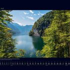 06 Juni. Unten Kalender mit Datumsangaben. Wald mit See und Berge unter blauem Himmel.