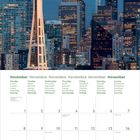 November 2027 Kalender mit Städtenamen Tokyo, Paris, Berlin. Stadtansicht mit dem markanten schmalen Turm links.