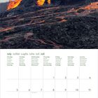 Kalenderseite für Juli: Montag bis Sonntag auf mehreren Sprachen. Vulkanausbruch mit Lava im Hintergrund.