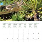 September-Kalender mit Wochentagen in mehreren Sprachen. Berglandschaft mit Garten und gelbem Gebäude im Hintergrund.