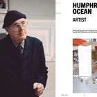 HUMPHREY OCEAN ARTIST. Ein älterer Mann trägt einen Hut und Brille. Im Hintergrund sind Kunstmaterialien sichtbar.