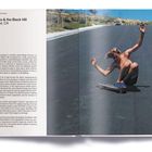 "La Costa & the Black Hill, Carlsbad, CA. Ein Skater kniet auf einem Skateboard auf einer breiten Asphaltstraße bei sonnigem Wetter."