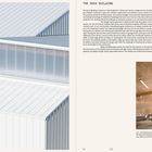 "The Dock Building, Vancouver, BC, Canada." Text über das Design des Gebäudes. Links detaillierte, helle Architekturansicht.