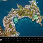 "Norwegen 07" und Monatskalender. Luftaufnahme einer Küstenlandschaft mit grünem Wasser und felsigen Inseln.