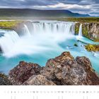 Text: Monatsübersicht mit Zahlen. Bild: Wasserfall in dramatischer, grüner Landschaft mit wolkigem Himmel.