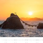 „Meoto Iwa Felsen, Präfektur Mie.“ Zwei verbundene Felsen im Meer bei Sonnenaufgang, ein Torii steht auf einem der Felsen.