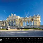 Wien 07. Die Gloriette im Schönbrunner Schlosspark. Kalender mit historischem Bauwerk unter klarem Himmel.