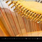 Kalender mit Monatsübersicht unten: "7", hervorgehobene Zahlen sind 4, 11, 18, 25. Zu sehen sind die Saiten einer Harfe.