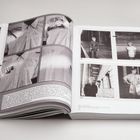 Texte beschreiben Kleidungsstücke und Fotos. Mehrere Schwarz-Weiß-Fotos von Personen in unterschiedlichen Posen.