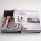 Links: Beine mit tätowierten Waden in blauen Schuhüberziehern. Rechts: Person liest, Raum mit Kartons.