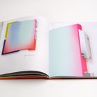 Links steht "SILENCE PAINTINGS 07, 2021". Zwei bunte, moderne Illustrationen mit Verlaufsfarben.