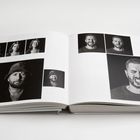 Seitenzahlen 164 und 165. Schwarz-Weiß-Fotos von Gesichtern mit unterschiedlichen Ausdrücken.