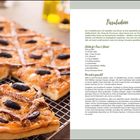 Rezept für Pissaladière mit Zutatenliste und Anleitung links, rechts gebacken auf einem Gitter.
