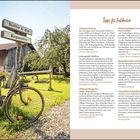 Links zwei Schilder: "Kaffee & Eis" und "Regionales". Rechts "Tipps für Entdecker" mit Ausflugszielen. Fahrrad mit Blumen.