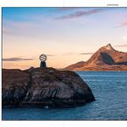 „Über den Polarkreis“ ist der Titel. Eine felsige Küste mit einem Globus-Monument, dahinter ein felsiger Berg.