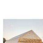 Oben: "Community Hall in Ancy-sur-Moselle". Großes, modernes Gebäude aus Holz mit spitzem Dach, weißem Transporter davor.