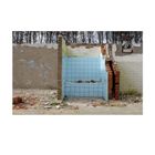 Oben: "45"; Unten: "March 26, 2015". Verfallene Wand aus Ziegeln und Fliesen auf verwahrlostem Gelände, Bäume im Hintergrund.