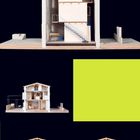 Mehrere Architekturmodelle von Häusern im Querschnitt, gezeigt aus verschiedenen Perspektiven, mit Innenraumdetails.