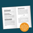 Eine geöffnete Buchseite mit einem orangefarbenen Kreis: „Mit interessanten Fragen, um zum Thema des Buches ein Journal zu füllen.“