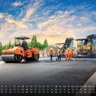Kalender mit Datum und Wochentagen. Ein großer gelber Baukran vor blauem Himmel.