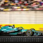 „14 | Fernando Alonso | ESP | 29.07.1981 | Aston Martin Aramco Formula One Team“ unter einem grünen Rennwagen auf Strecke.