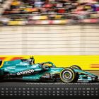 Kalendertext: "14 | Fernando Alonso | ESP | 29.01.1981 | Aston Martin Aramco Formula One Team." Ein grünes Formel-1-Auto fährt.