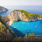Navagio Beach – Zakynthos Griechenland. Ein Kalenderblatt zeigt eine malerische Bucht mit klarem, türkisfarbenem Wasser.
