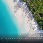 Kalender mit Strandmotiv. Text: „Seven Mile Beach - Grand Cayman Karibik”. Türkises Wasser trifft auf weißen Sand.