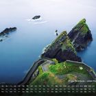 "Dingle Peninsula - wilde Atlantikküste" steht in weißer Schrift auf einer Küstenlandschaft mit grasbewachsenen Klippen.