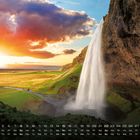 Kalender mit Zahlen 1-31, Wochentage darunter, in Weiß. Rechts oben die Zahl 8. Wasserfall neben einer grünen Landschaft bei Sonnenuntergang.