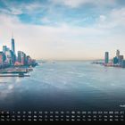 "Hudson River" unten rechts, Kalender mit Wochentagen und Zahlen, Skyline von New York an einem sonnigen Tag.