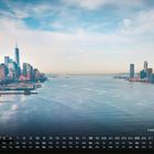 Text: "Hudson River". Unten Kalenderansicht mit Tagen und Daten. Panorama einer Stadt mit Wolkenkratzern und Fluss.
