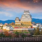 Himeji-Burg (White Heron Castle). Eine prächtige Burg auf einem Hügel, umgeben von Kirschblüten, vor einem malerischen Himmel.