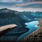 Kalenderansicht unten, Berglandschaft mit steil hervorspringendem Felsen, blauer Himmel und Wasser. Text: "Trolltunga".