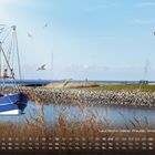 Leuchtturm "Kleiner Preuße". Wremer Hafen. Kalender mit Schiff, Möwen, Meer und Leuchtturm unter blauem Himmel.