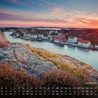 "Kyrkesund, Insel Tjörn" steht unten rechts. Ein malerischer Sonnenuntergang über einer Küste mit charmanten Häusern.