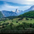 "Naranja de Bulnes, Picos de Europa." Unten ein Kalender. Landschaft mit grünen Wiesen, Bäumen und majestätischen Bergen.