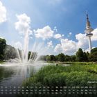 Kalenderansicht mit Daten unten und Text: "Planten un Blomen". Springbrunnen, grüne Parkanlage, Fernsehturm im Hintergrund.