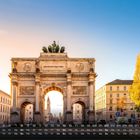 „DEM BAYERISCHEN HEERE“ steht auf dem Triumphbogen mit Figuren oben. Herbstbäume und Gebäude flankieren den Bogen. Datum unten.