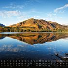 Kalender mit Daten 1–30, "Lake Buttermere". Spiegelung von Bergen und Bäumen im klaren See unter blauem Himmel.