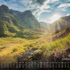 Kalenderdaten unten, Landschaft mit Bergen, sonnig, grünes Tal, Blumen im Vordergrund, Wolken am Himmel.