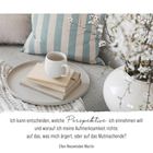„Ich kann entscheiden, welche Perspektive ich einnehmen will (...) Ellen Nieswiodek-Martin“. Kissen, Bücher, Tasse, Zweige.
